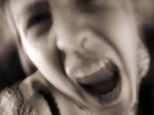Verzweifeltes Gesicht, das schreit. Die Frage "warum bin ich so aggressiv zu meiner familie" hallt in der Stille wider.