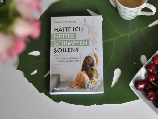 Buchcover "Hätte ich netter schimpfen sollen?" zeigt ein Kind, das malt. Ein Ratgeber für Eltern, die lernen wollen, wie eine Mutter schimpft, ohne ihr Kind zu verletzen.