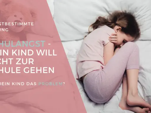 Ein Kind krümmt sich ängstlich im Bett. "Schulangst - mein Kind will nicht zur Schule gehen." Ist das Kind das Problem?