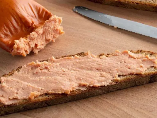 Teewurst auf Brot, ein Genuss, der auch in der Schwangerschaft erlaubt ist.