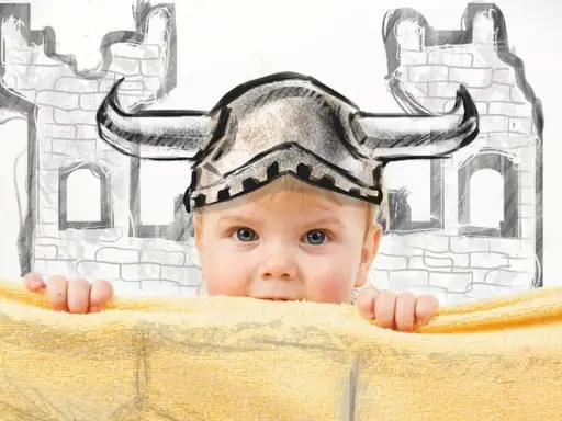 Kleines Wikinger-Baby mit Helm vor einer Burgkulisse. Vielleicht ein zukünftiger Held mit einem Namen wie Astrid oder Freya?
