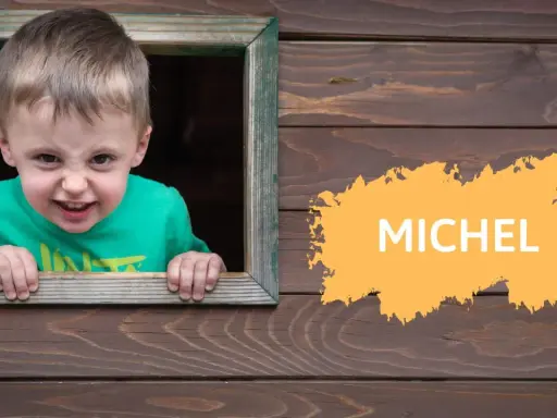 Ein frecher Junge namens Michel schaut aus einem Holzhaus. Michel ist einer der vielen einsilbigen Jungennamen.