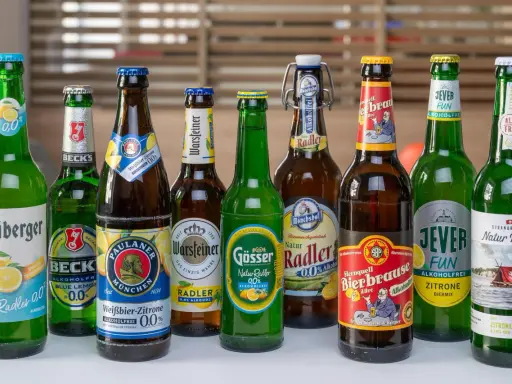 Eine Auswahl alkoholfreier Radler-Sorten, ideal für die Schwangerschaft.