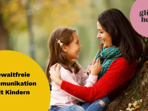 Eine Mutter und ihr Kind lachen sich an. Der Text "Gewaltfreie Kommunikation mit Kindern" und "glücks heldin" sind zu sehen.