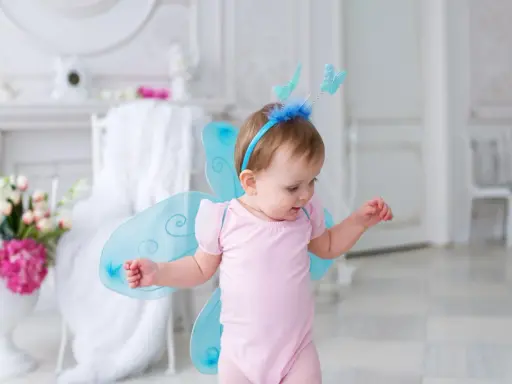 Kleines Mädchen mit Schmetterlingsflügeln und einem Diadem, wie ein kleiner Elfenname weiblich.