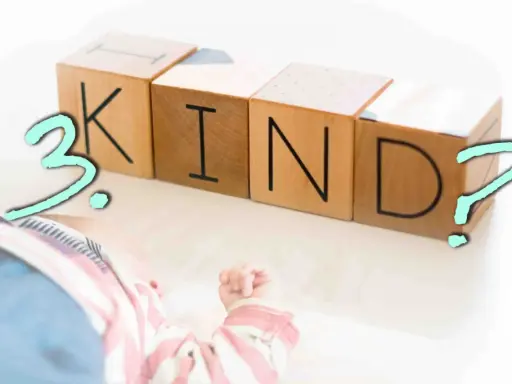 Holzklötze mit den Buchstaben K, I, N, D und einem Fragezeichen. Daneben liegt ein Baby. Ist das dritte Kind eine falsche Entscheidung?