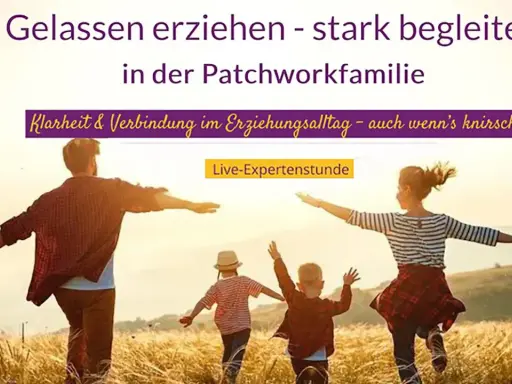 Eine Familie, die eine Patchworkfamilie repräsentiert, rennt glücklich über ein Feld. Sie lernen, gelassen zu erziehen und stark zu begleiten.