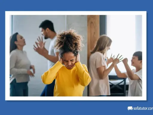 Ein Kind verweigert Hausaufgaben, weil die Eltern streiten. Es hält sich die Ohren zu, während im Hintergrund zwei Paare sich lautstark unterhalten.