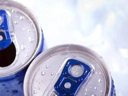 Zwei eisgekühlte Dosen mit blauem Ringpull. Vorsicht bei der Wahl von Energy Drinks in der Schwangerschaft.