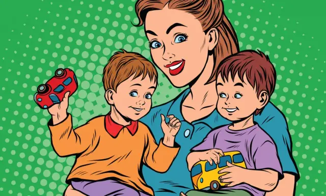 Mutter mit zwei Kindern, die Spielzeugautos halten. Sie ermutigt sie, ihre eigene Meinung zu bilden, während sie spielen.