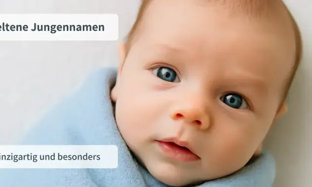 Ein süßer Junge mit blauen Augen, eingewickelt in eine blaue Decke. Der Text im Bild spricht von klangvollen Jungennamen, einzigartig und besonders.