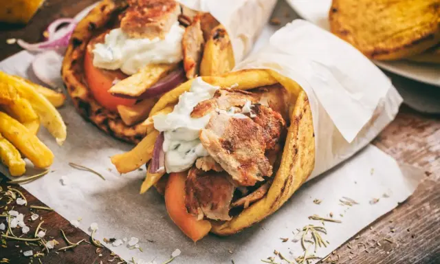 Zwei saftige Gyros-Wraps mit Fleisch, Pommes, Tomaten und Tzatziki. Perfekt für eine Schwangerschaft, wenn der Heißhunger kommt!