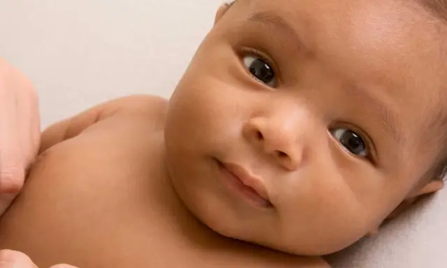 Ein Baby mit dunkler Haut und großen Augen, dessen Eltern sich vielleicht syrische Namen für ihr Kind überlegen.