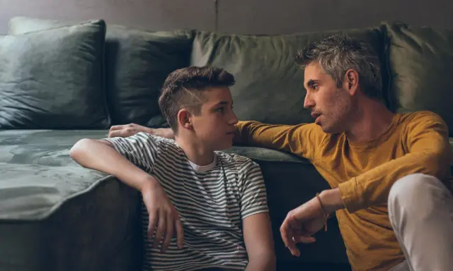 Vater spricht mit seinem Sohn, der in der Pubertät ist. Ich komme mit meinem pubertierenden Sohn nicht mehr klar, aber wir versuchen, uns zu verstehen.