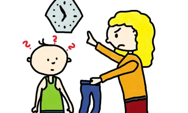 Eine Mutter hält eine Hose hoch und zeigt auf die Uhr. Das Kind ist verwirrt. Konsequent sein ist wichtig.