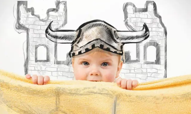 Kleines Wikinger-Baby mit Helm vor einer Burgkulisse. Vielleicht ein zukünftiger Held mit einem Namen wie Astrid oder Freya?