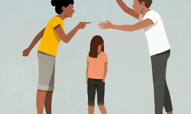 Ein **Streit mit Kind eskaliert**: Eltern streiten sich heftig, während das Kind dazwischen steht und hilflos wirkt.