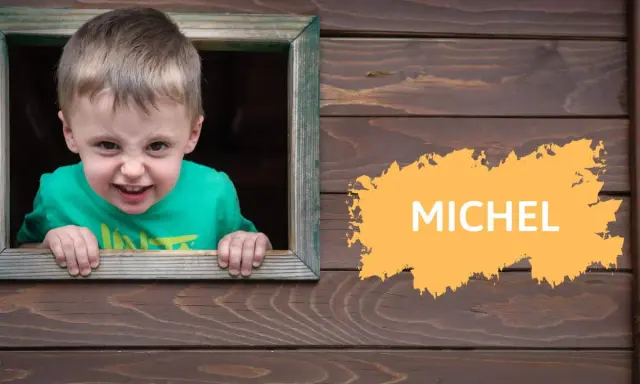 Ein frecher Junge namens Michel schaut aus einem Holzhaus. Michel ist einer der vielen einsilbigen Jungennamen.