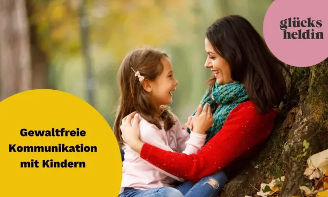 Eine Mutter und ihr Kind lachen sich an. Der Text "Gewaltfreie Kommunikation mit Kindern" und "glücks heldin" sind zu sehen.