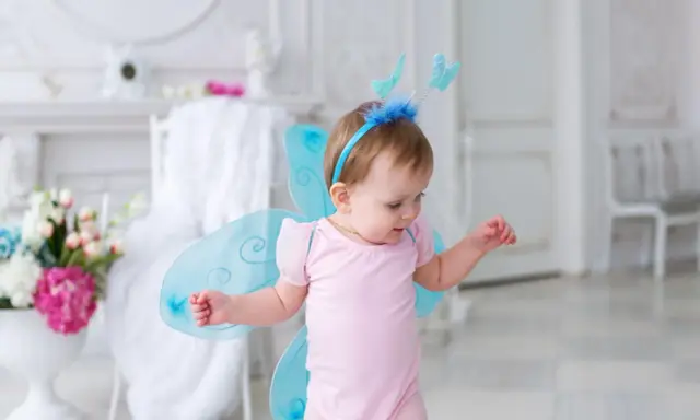 Kleines Mädchen mit Schmetterlingsflügeln und einem Diadem, wie ein kleiner Elfenname weiblich.