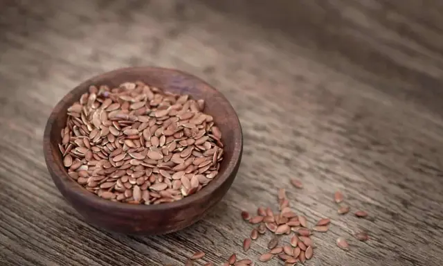 Leinsamen in einer Holzschale, ideal für die Stillzeit.