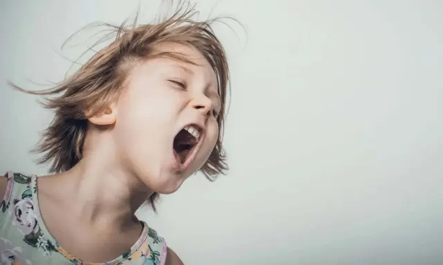 Kind schreit wütend. Wenn mein Sohn aggressiv ist, was kann ich machen?