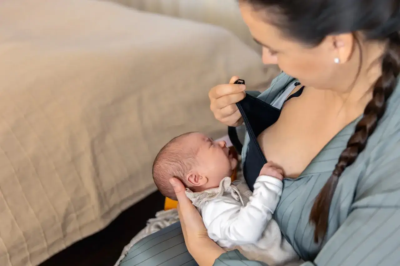 Mutter stillt ihr Baby. Auch bei Durchfall in der Stillzeit ist Muttermilch oft die beste Nahrung.