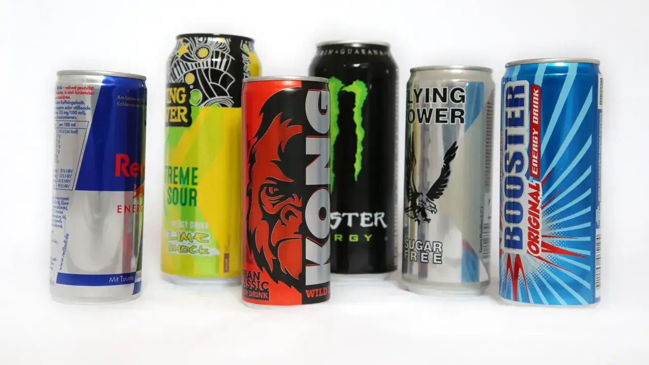 Verschiedene Energydrinks, die während der Schwangerschaft vermieden werden sollten.