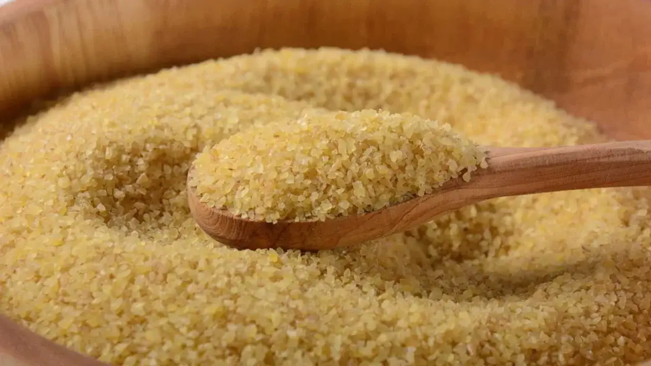Eine Holzl&ouml;ffel voller Bulgur, ideal f&uuml;r eine gesunde Ern&auml;hrung w&auml;hrend der Schwangerschaft.