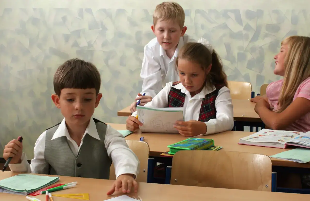 Sch&uuml;ler im Unterricht, die konzentriert arbeiten. Endlich keine Hausaufgaben mehr, nur noch lernen!