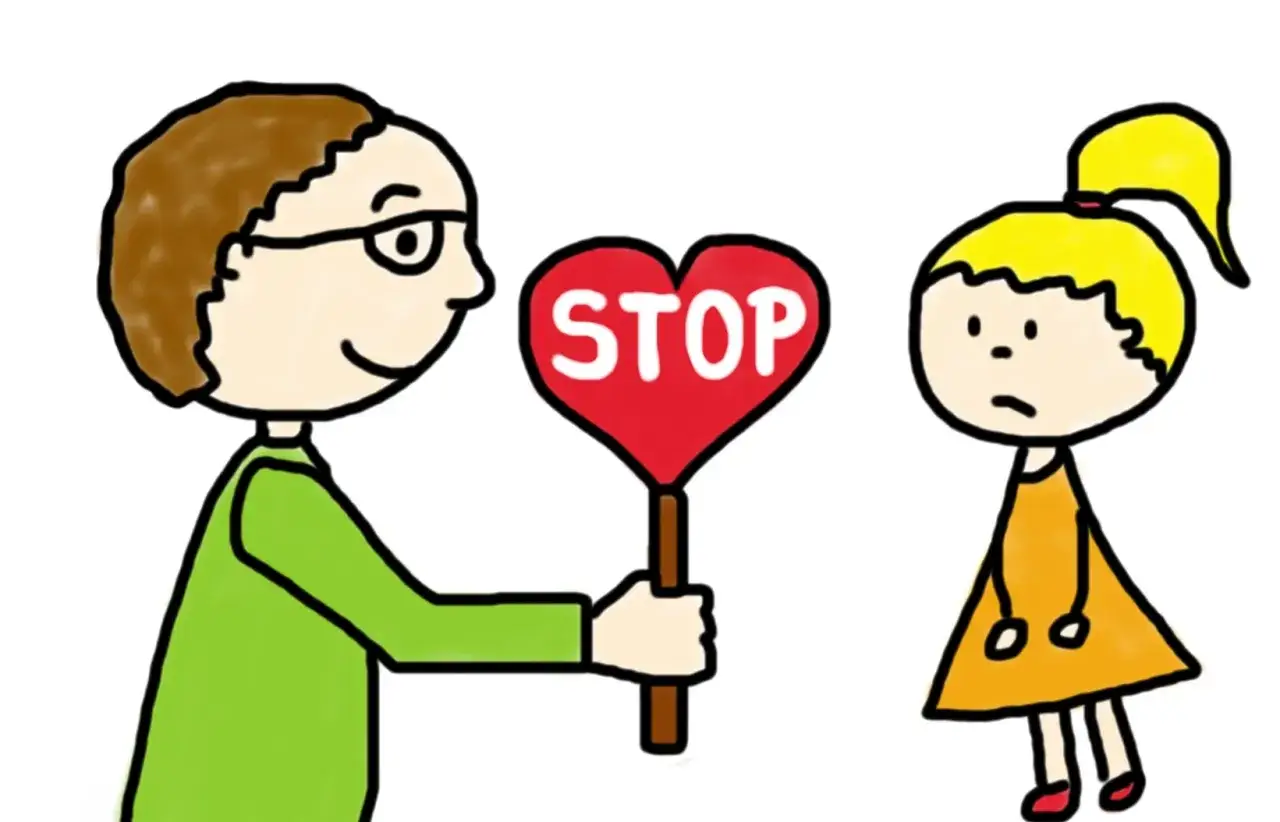 Ein Mann mit Brille h&auml;lt ein Herz-Stoppschild. Das zeigt, wie wichtig es ist, Grenzen setzen Bilder zu verstehen und zu kommunizieren.