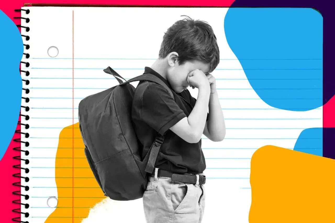 Ein Junge im Kindergarten weint nach Mama. Er reibt sich die Augen und tr&auml;gt einen Rucksack.