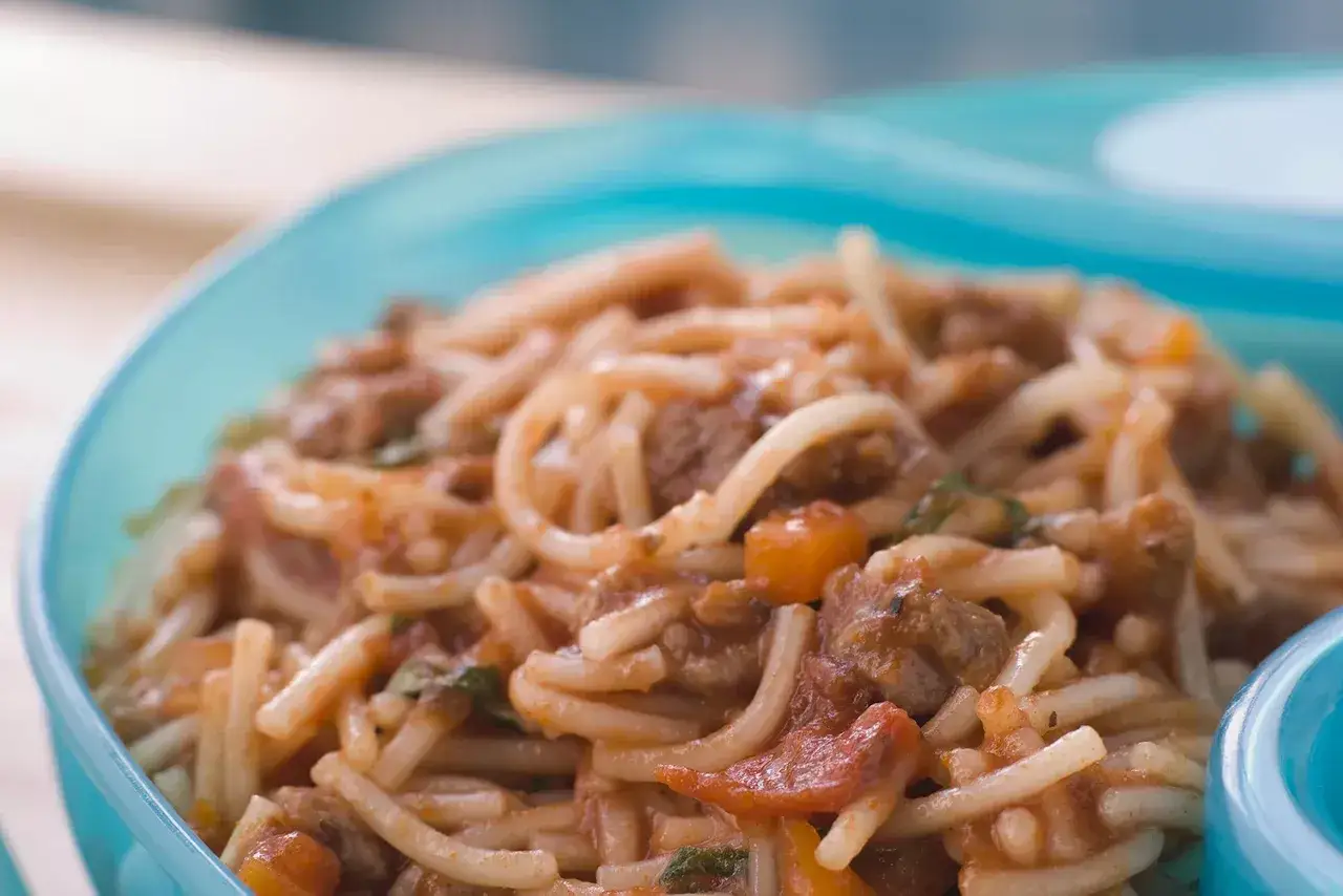 Spaghetti Bolognese in einer blauen Sch&uuml;ssel, perfekt f&uuml;r eine bolognese schwangerschaft.